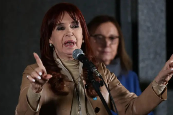 Cristina Kirchner começa a cumprir pena em prisão domiciliar e usará tornozeleira eletrônica