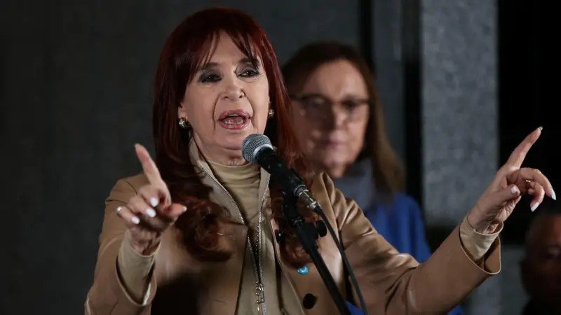 Cristina Kirchner começa a cumprir pena em prisão domiciliar e usará tornozeleira eletrônica