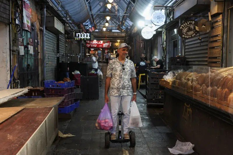 Israelenses estocam comida e procuram abrigo na expectativa de retaliação do Irã