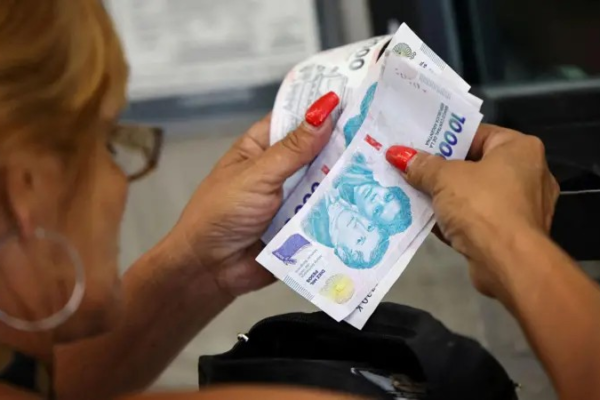 Por que Milei está incentivando argentinos a ‘tirar os dólares debaixo do colchão’
