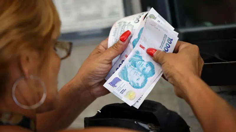 Por que Milei está incentivando argentinos a ‘tirar os dólares debaixo do colchão’