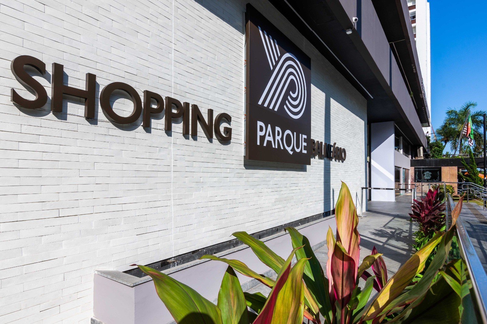 Simulado de ocorrência policial é realizado dentro de shopping em Santos, SP