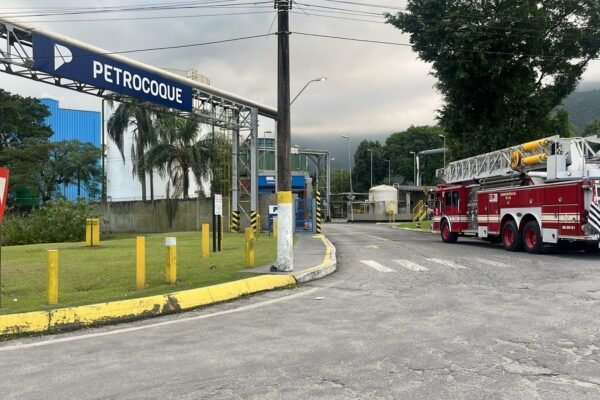 Incêndio atinge indústria petroquímica e funcionários são evacuados em SP