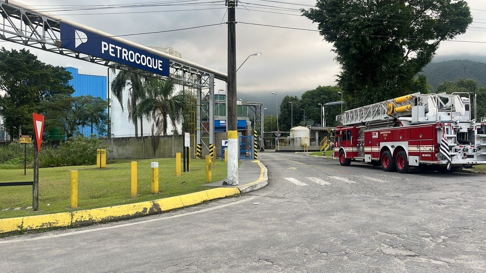 Incêndio atinge indústria petroquímica e funcionários são evacuados em SP