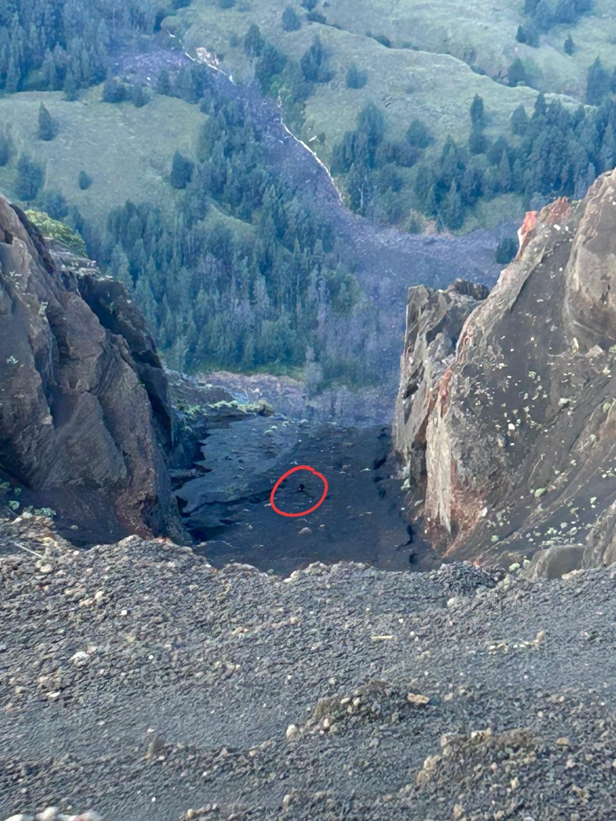 Mochileira, publicitária e de Niterói: quem é a brasileira que caiu em trilha na Indonésia