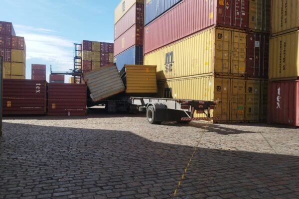 Caminhoneiro morre esmagado por contêiner em terminal do Porto de Santos