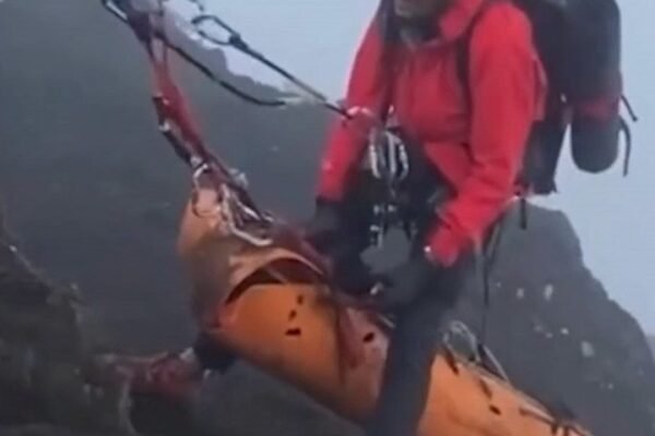 Especialistas da Indonésia analisam por que brasileira não foi resgatada com vida de vulcão