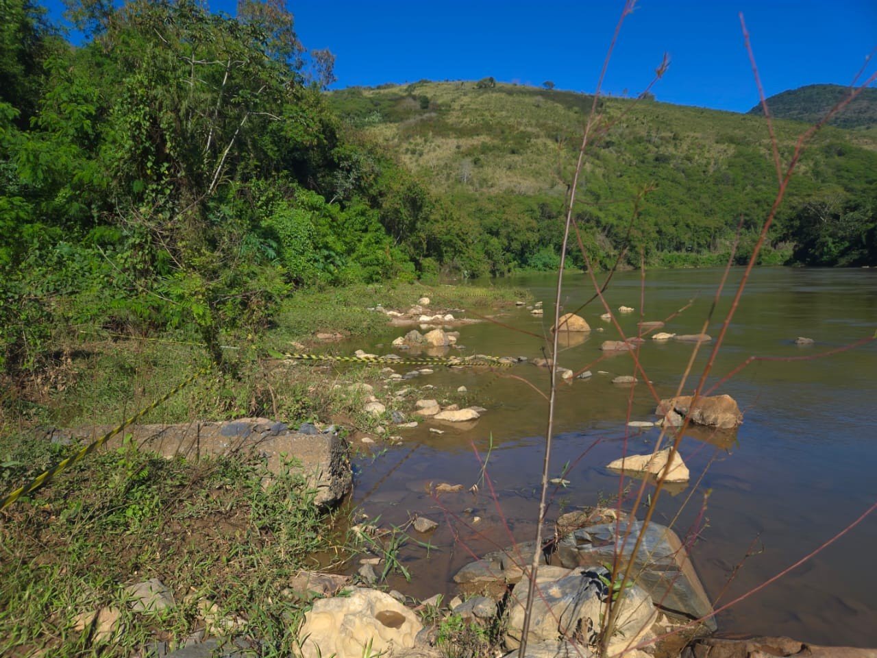 MP aciona autoridades e pede medidas sobre vazamento de óleo no Rio Ribeira de Iguape; população está em alerta