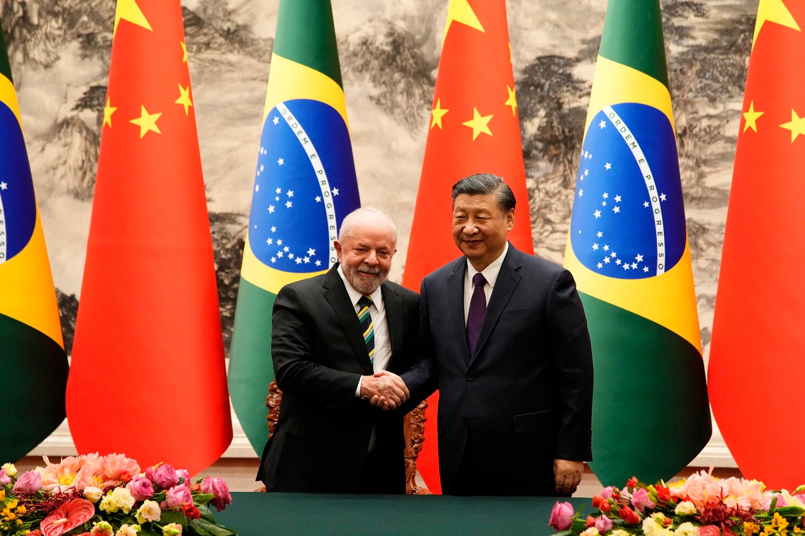 É #FAKE foto de Lula beijando as mãos de Xi Jinping; imagem foi criada com inteligência artificial