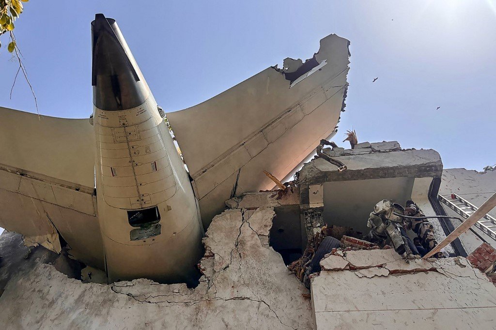 Air India: Investigação sobre queda de avião segundos após decolar apura se combustível foi cortado sem querer, diz site