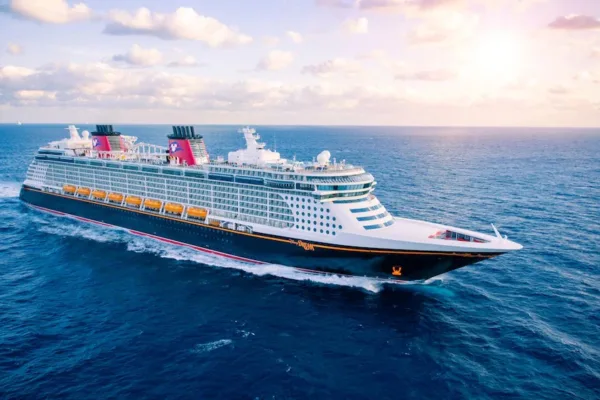 Menina posava para foto antes de cair no mar em cruzeiro da Disney, diz passageiro Menina posava para foto antes de cair no mar em cruzeiro da Disney, diz passageiro