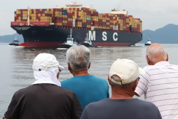 Porto de Santos se prepara para navios gigantes com obras para ampliar a profundidade do canal