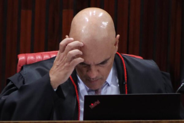 Moraes bloqueia contas bancárias do senador Marcos do Val
