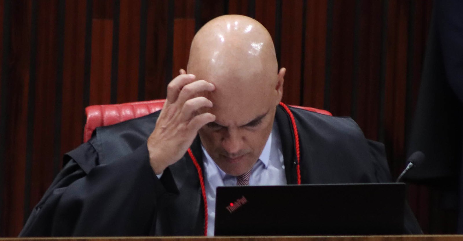 Moraes bloqueia contas bancárias do senador Marcos do Val
