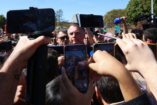Juristas avaliam decisão de Moraes sobre Bolsonaro como ‘problemática’