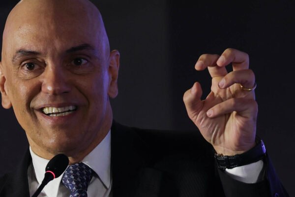 Dino cita a Bíblia e defende Moraes: ‘Trabalho honesto e dedicado’