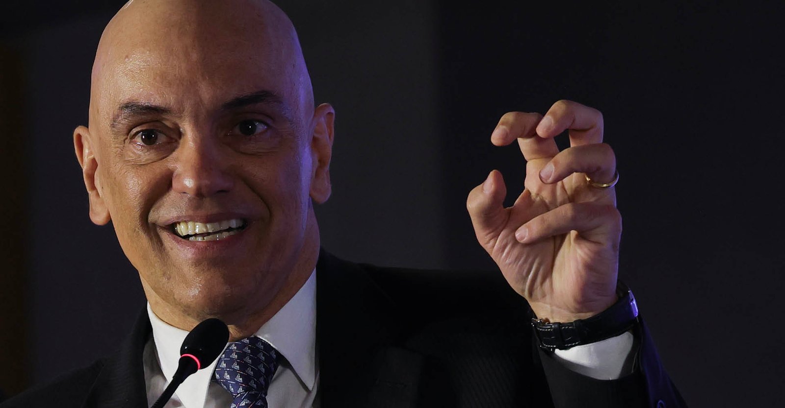 Dino cita a Bíblia e defende Moraes: ‘Trabalho honesto e dedicado’