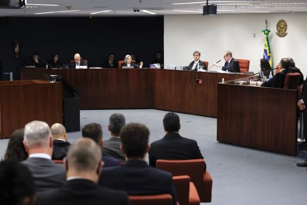 Termina hoje julgamento sobre restrições a Bolsonaro; Fux ainda não votou