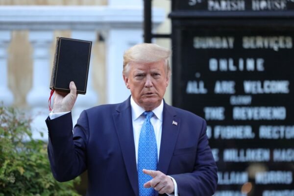 Em nova diretriz, governo Trump autoriza uso de crucifixos e ‘evangelização’ no serviço público
