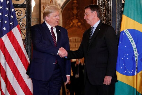 Trump faz post em defesa de Bolsonaro e pede para deixarem ex-presidente ’em paz’