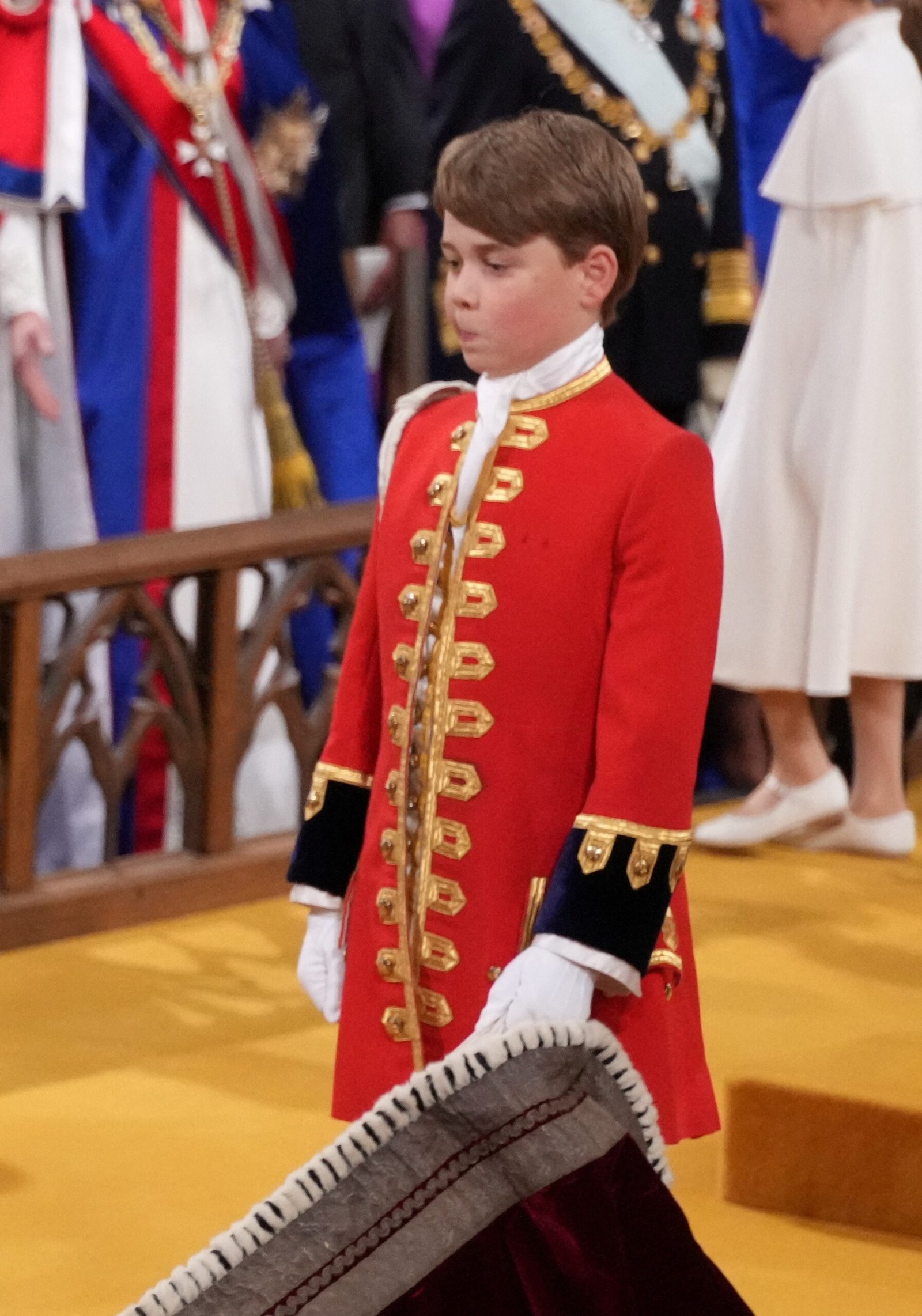 Por que rei Charles III exige que filho de William e Kate não viaje com os pais