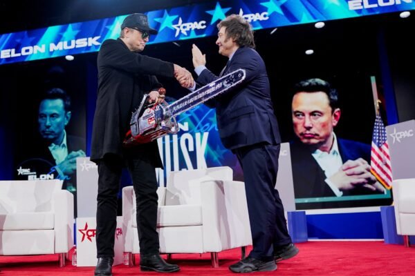 Elon Musk indica ter se arrependido de erguer motosserra ao lado de Milei em evento: ‘Faltou empatia’