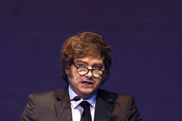 Agenda de Lula na Argentina tem previsão de encontro com Cristina Kirchner, mas não com Milei