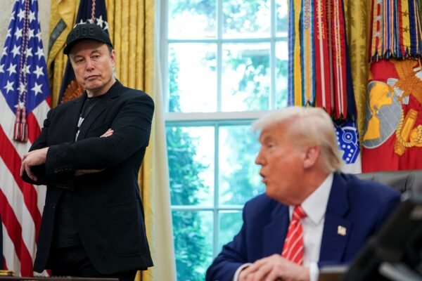 ‘Vamos ter que dar uma olhada nisso’, diz Trump sobre possibilidade de deportar Musk