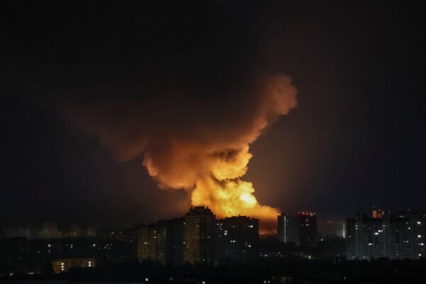 VÍDEO mostra momento em que míssil da Rússia atinge Kiev