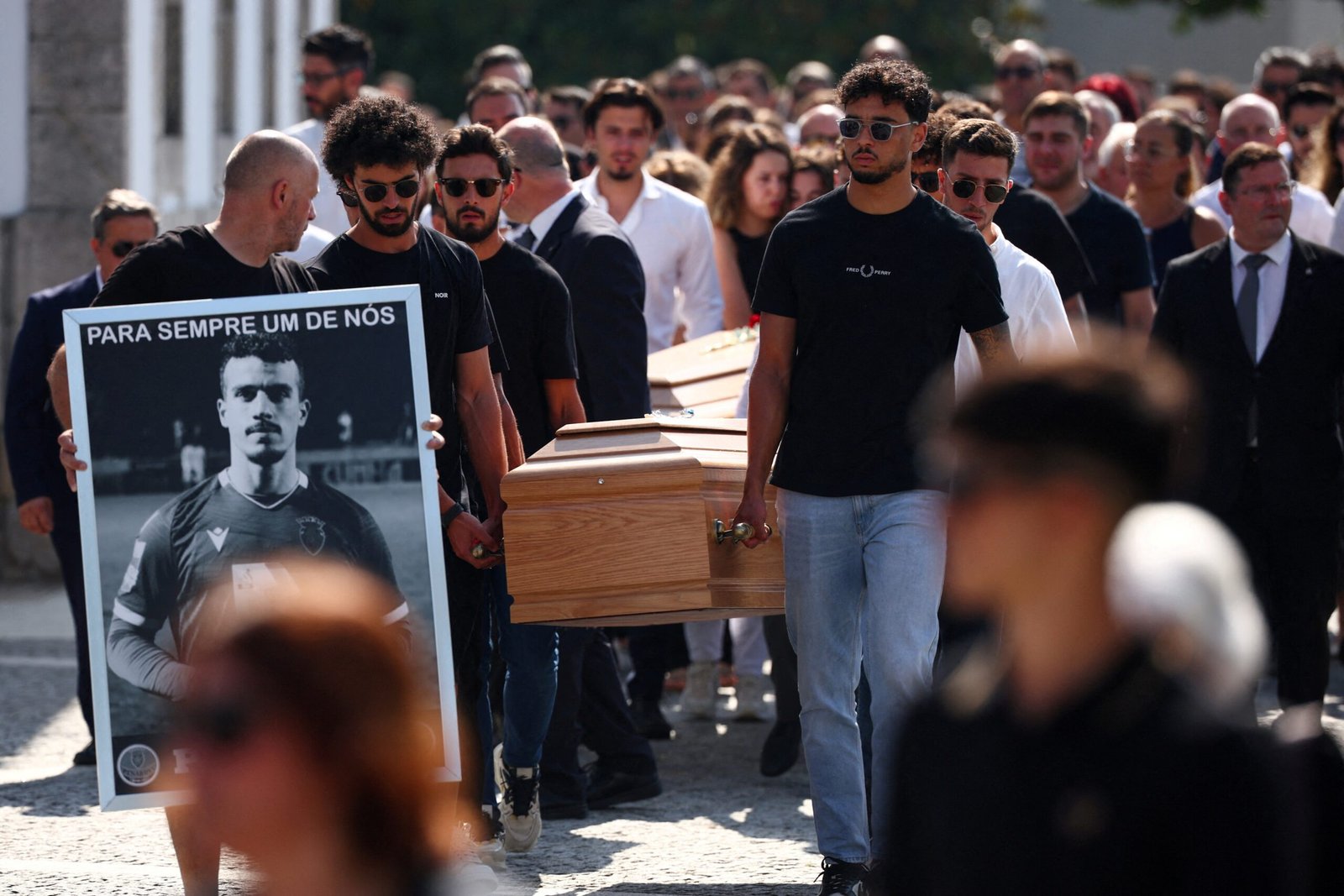 Começa funeral de Diogo Jota e irmão em Portugal