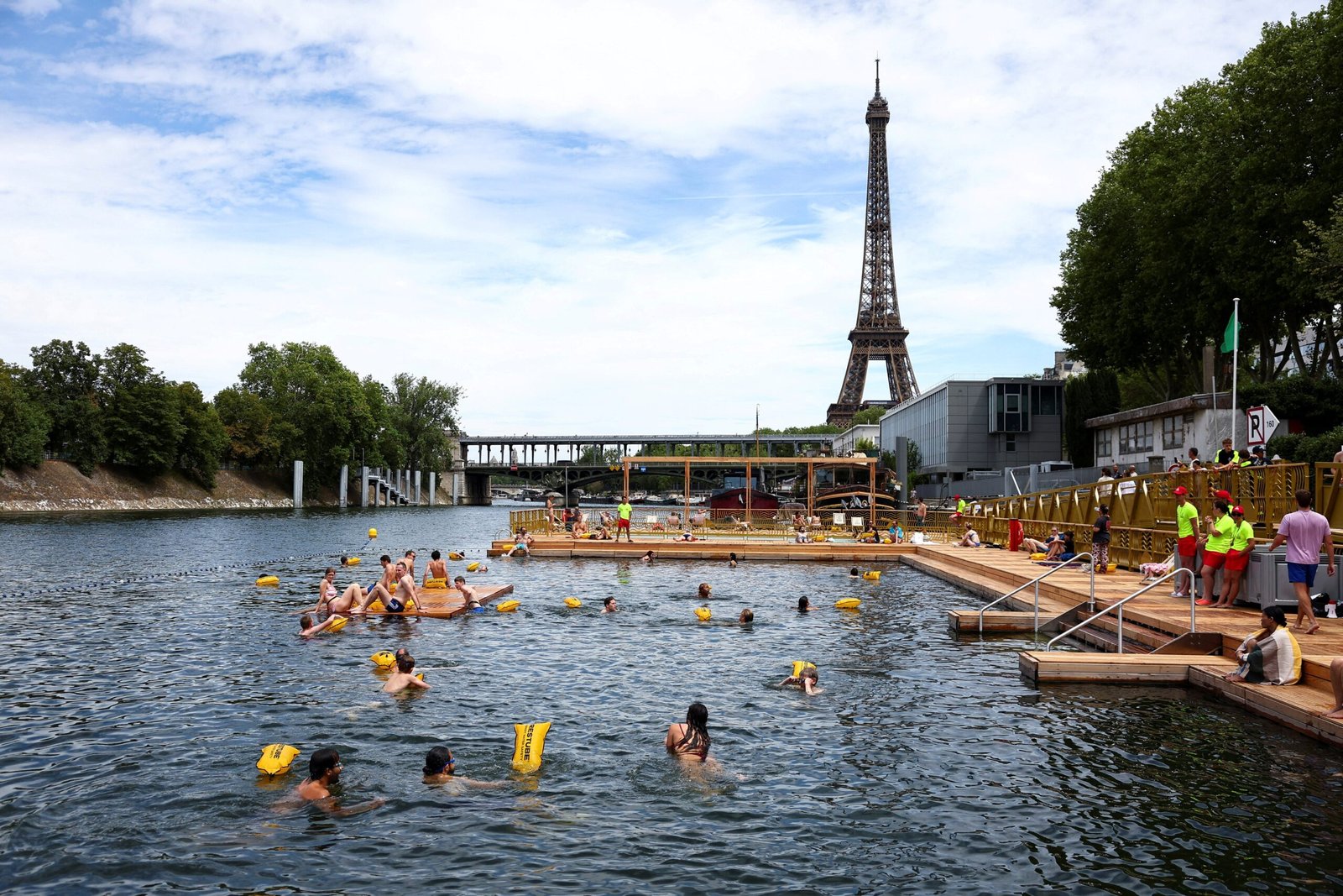 Banhistas mergulham no rio Sena, em Paris, reaberto para banho após 102 anos; veja IMAGENS
