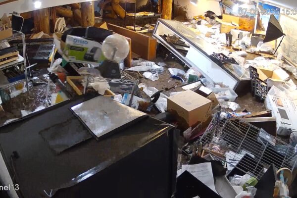 VÍDEO: enchente alaga em poucos minutos joalheria no Novo México