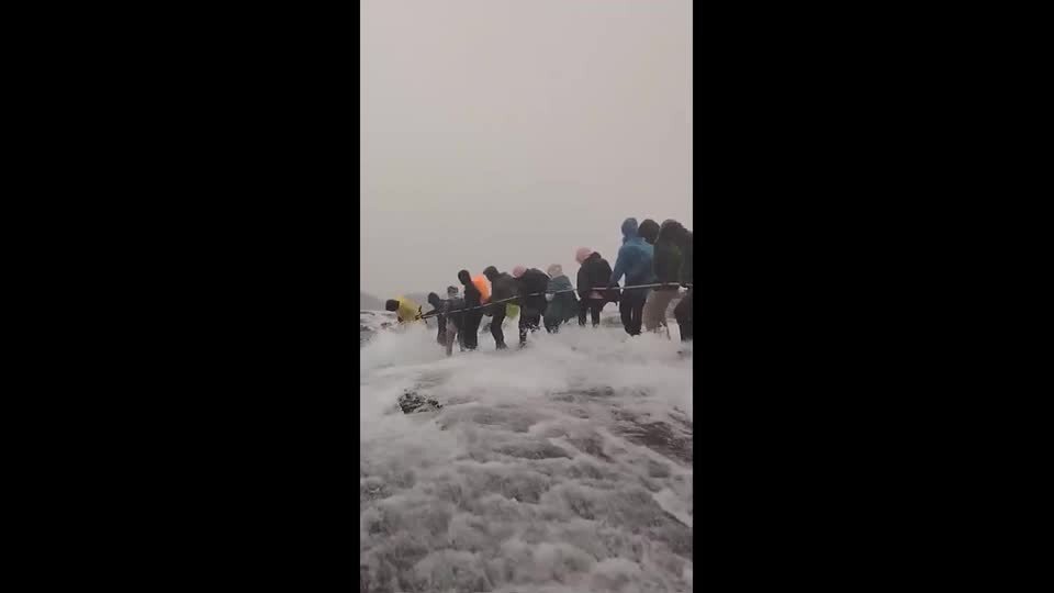 Alpinistas enfrentam descida perigosa e escorregadia durante tempestade em trilha na Malásia; VÍDEO