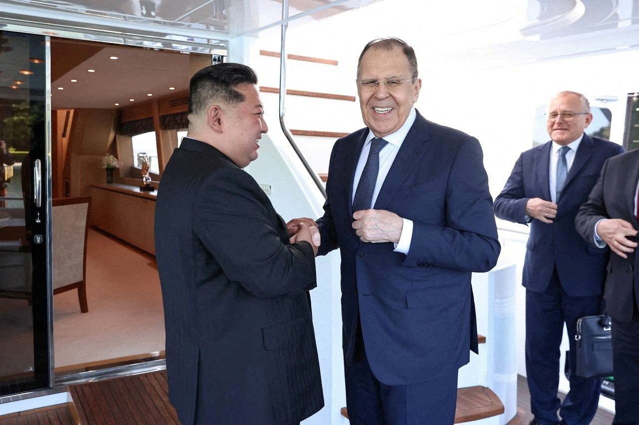 ‘Irmandade invencível’: De braços dados com Kim Jong-un, Lavrov enaltece aliança russa com Coreia do Norte