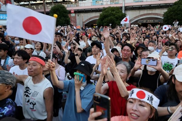 Como direita radical japonesa cresceu com ajuda de Trump — e de turistas Como direita radical japonesa cresceu com ajuda de Trump — e de turistas
