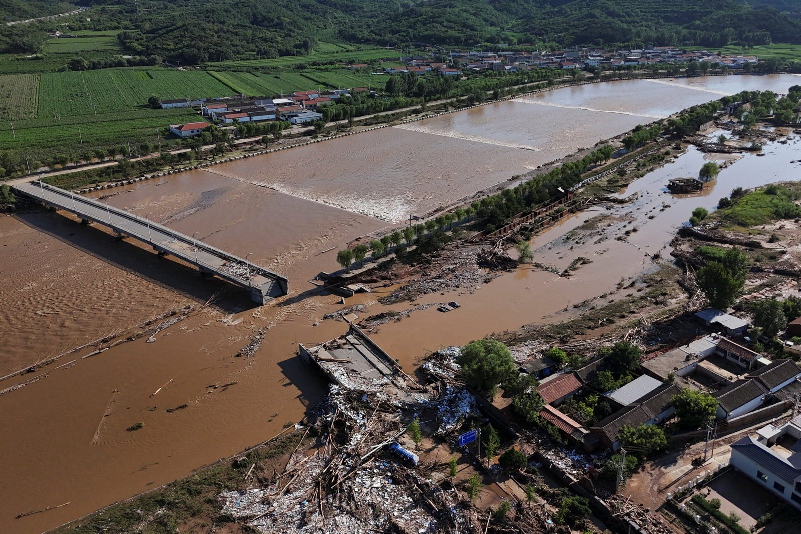 Tempestades deixam 30 mortos em Pequim; VÍDEO mostra destruição causada por enchentes