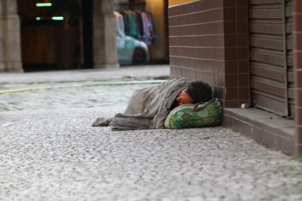 Professor vê homem comendo papelão em noite fria e registra cena de abandono em São Vicente, SP; VEJA
