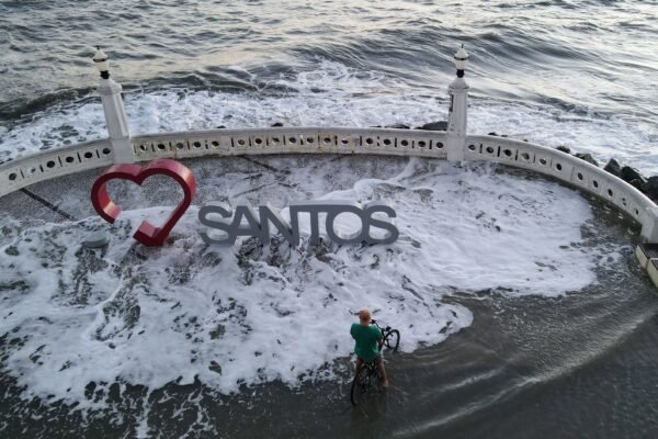 Orla de Santos é invadida pelo mar: entenda a diferença entre ressaca e tsunami