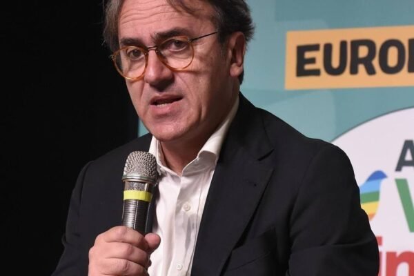 Quem é o Angelo Bonelli, deputado italiano que diz ter dado endereço de Carla Zambelli à polícia