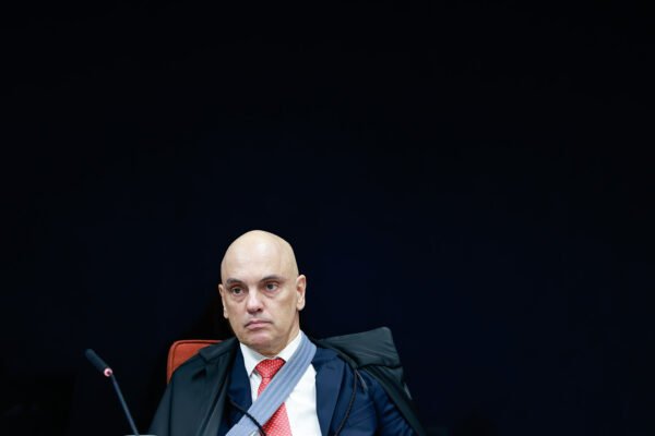 Em interrogatório no STF, réu por suposto golpe é advertido por estar fardado