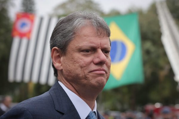 Lula: ‘Seu Tarcísio, não tente esconder o chapeuzinho do Trump’
