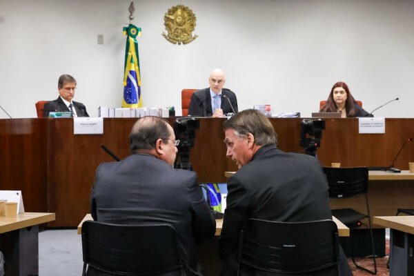 STF autoriza operação contra Bolsonaro e impõe uso de tornozeleira eletrônica