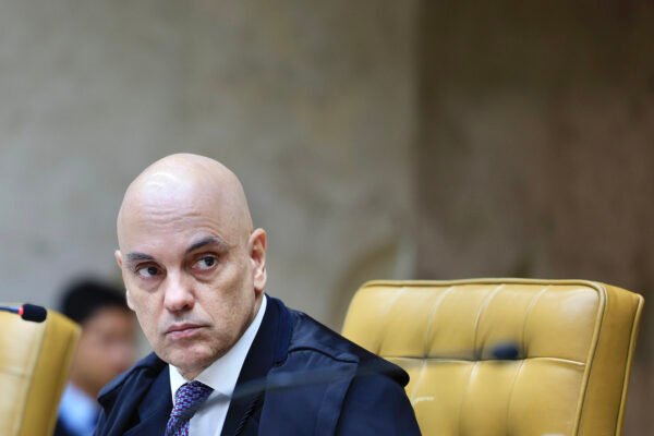 Oposição reage ao gesto obsceno de Moraes: ‘Isso é postura de ministro?