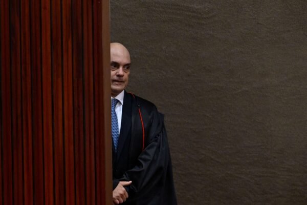 Servidor da PRF não confirma retenção de eleitores durante operações em 2022 Servidor da PRF não confirma retenção de eleitores durante operações em 2022