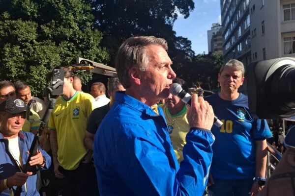 Bolsonaro explica por que vai ficar de ‘repouso absoluto’