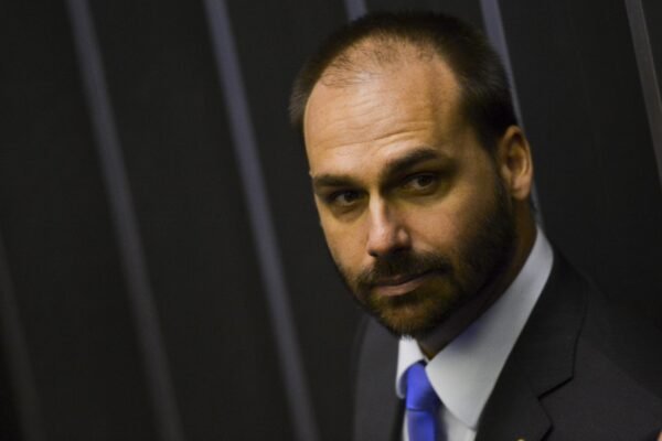 Licença de Eduardo Bolsonaro na Câmara termina neste domingo