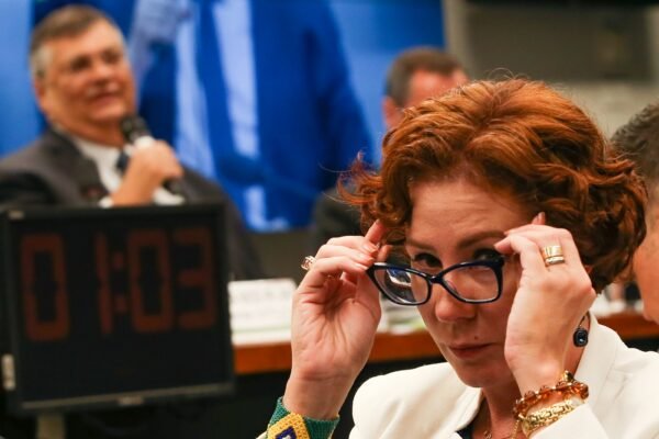 Hugo Motta rompe o silêncio sobre a prisão de Carla Zambelli Hugo Motta rompe o silêncio sobre a prisão de Carla Zambelli