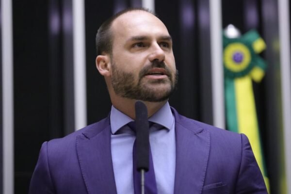 Chamada de ‘João’, Erika Hilton processa Eduardo Bolsonaro