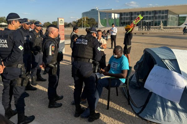 Praça dos Três Poderes amanhece interditada por ordem de Moraes