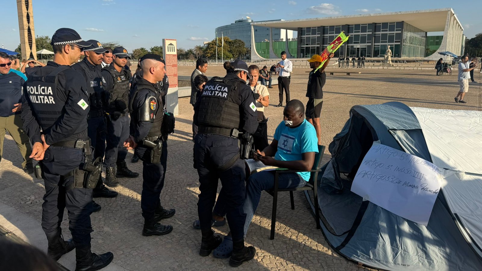 Praça dos Três Poderes amanhece interditada por ordem de Moraes